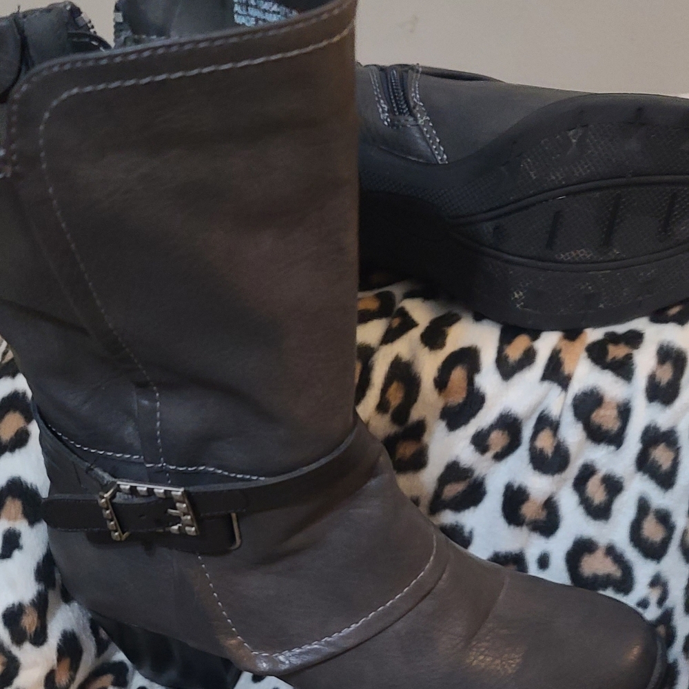 Stylish Gray Women's Boots